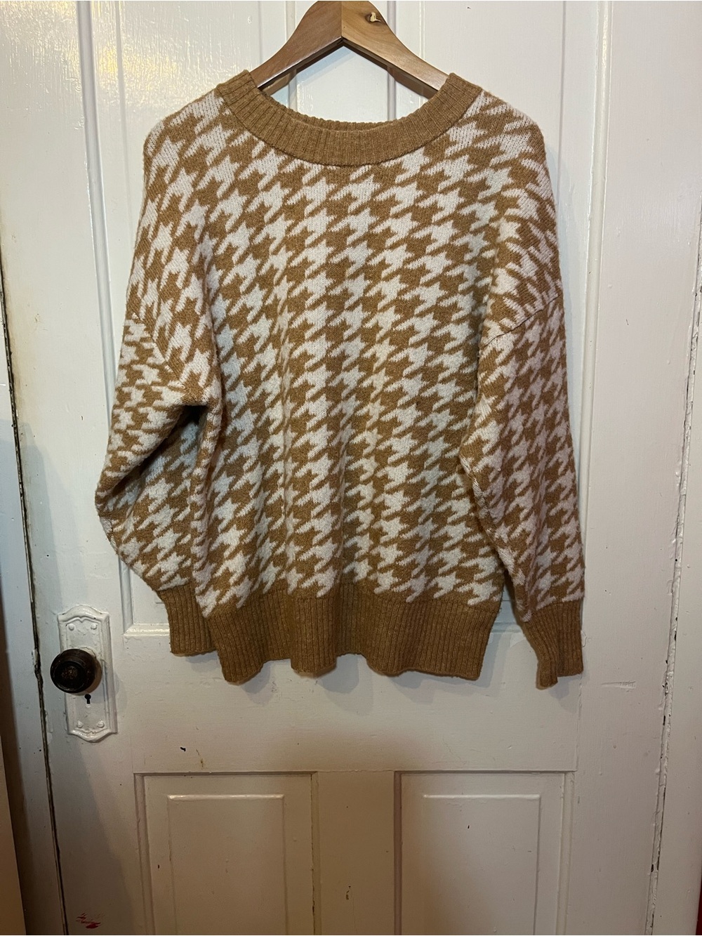 Ava & Viv Camel and Cream Houndstooth Crewneck Sweater